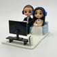 Custom Wedding Cake Topper – Gaming Couple Figurine with "Game Over" TV, Personalized with Names, Air Dry Clay, Geek Wedding Decor