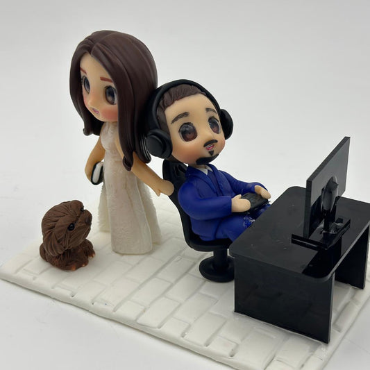 Custom Wedding Cake Topper – Gaming Couple Figurine with "Game Over" TV, Personalized with Names, Air Dry Clay, Geek Wedding Decor